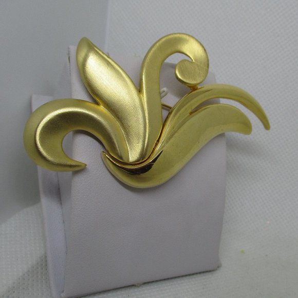 Large Casual Corner Swirl Brooch - Picture 2 of 5